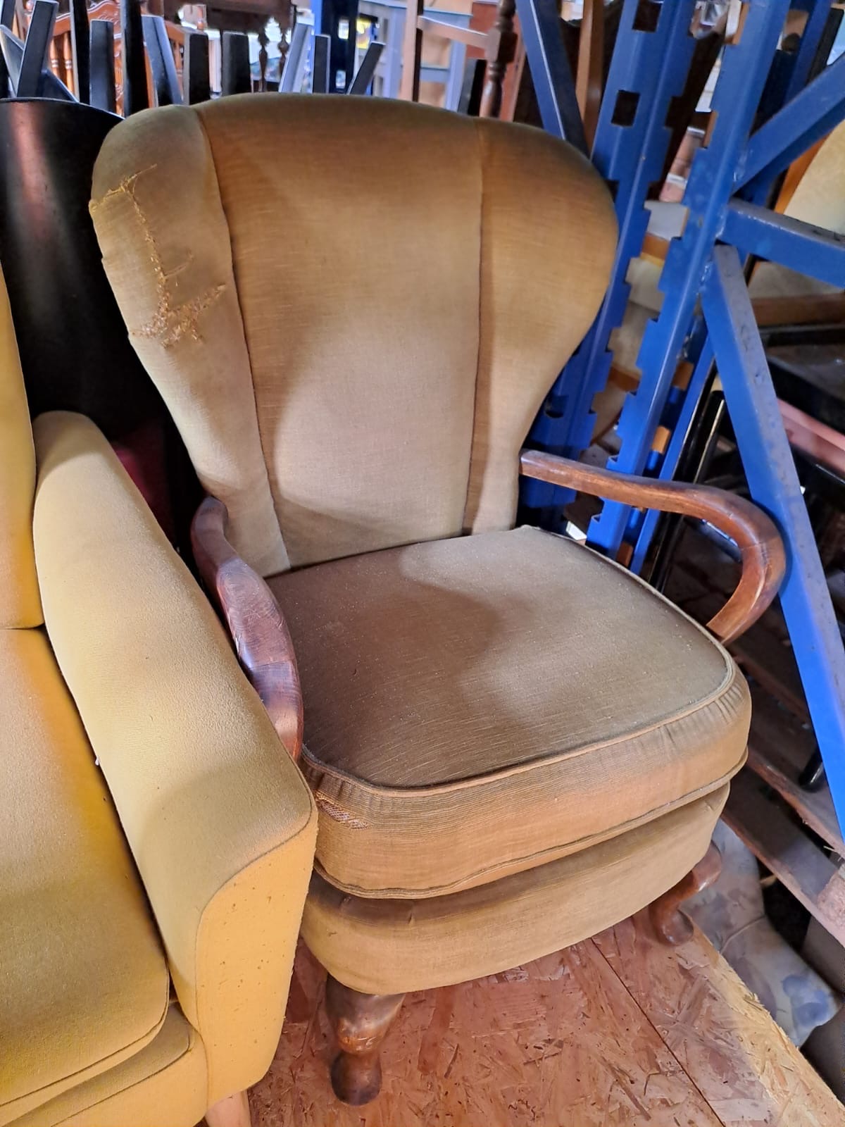 Fauteuil en bois et tissu jaune moutarde