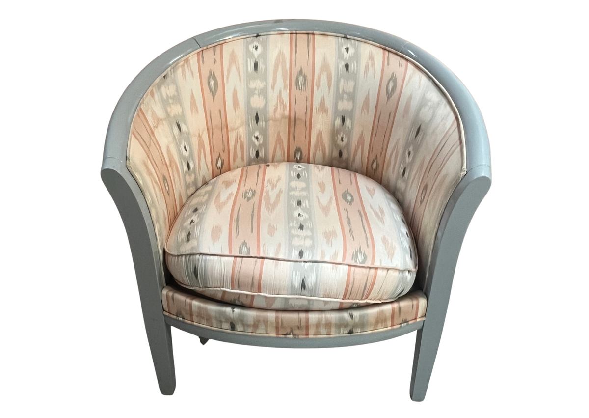 Fauteuil tonneau en bois gris et tissu à motifs