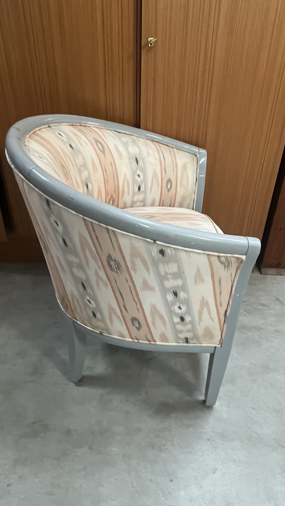 Fauteuil tonneau en bois gris et tissu à motifs
