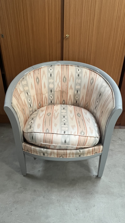 Fauteuil tonneau en bois gris et tissu à motifs