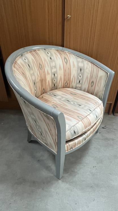 Fauteuil tonneau en bois gris et tissu à motifs