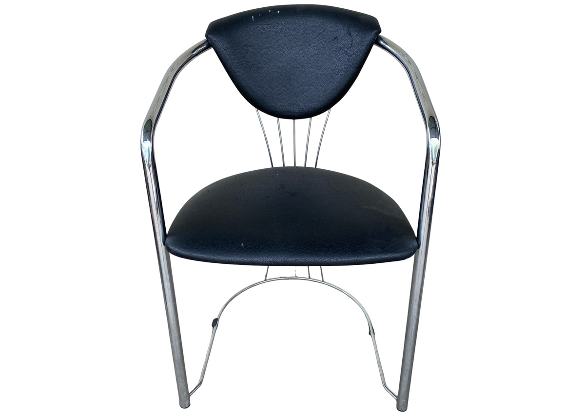 Chaise à accoudoirs en métal chromé et cuir noir