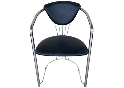 Chaise à accoudoirs en métal chromé et cuir noir