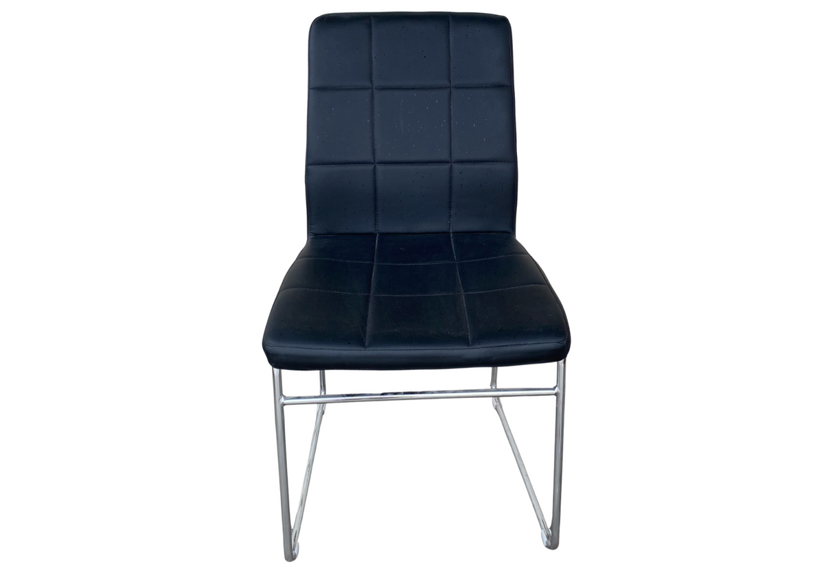 Chaise matelassée en cuir noir sur piètement chromé