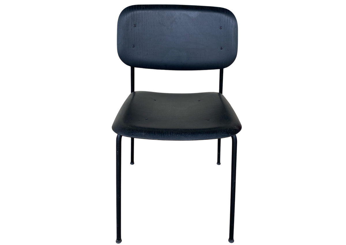Chaise rembourrée noire sur pieds en métal