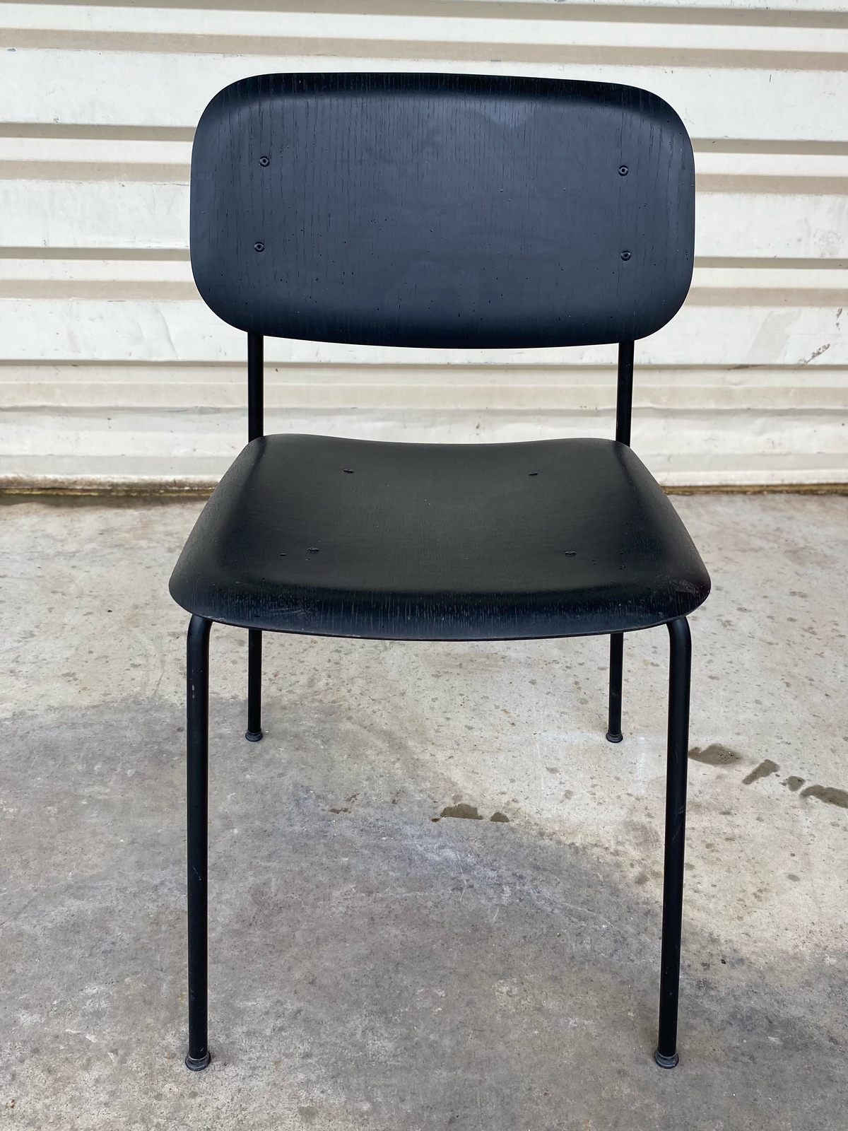 Chaise rembourrée noire sur pieds en métal