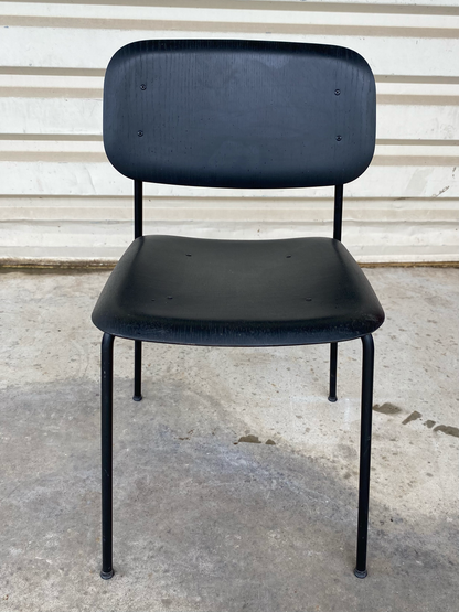 Chaise rembourrée noire sur pieds en métal