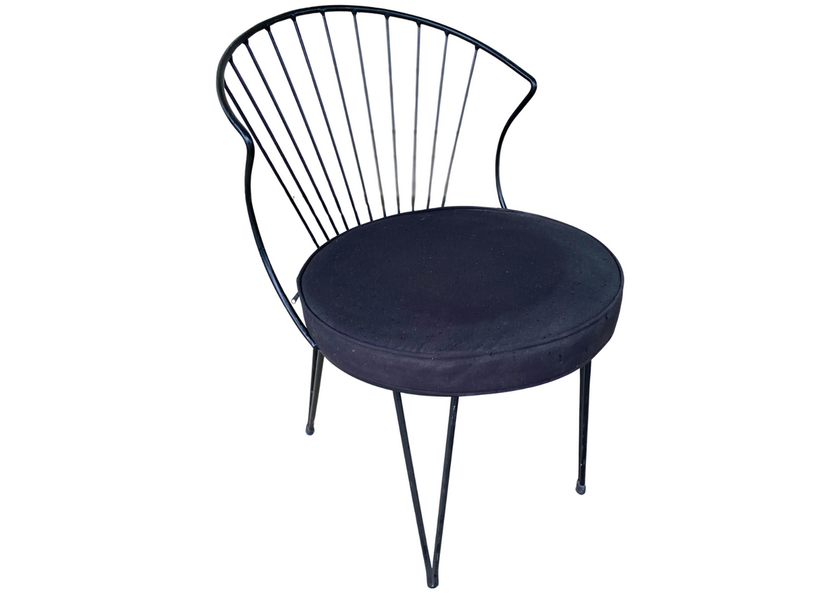 Chaise à dossier en fils de métal et assise ronde noire