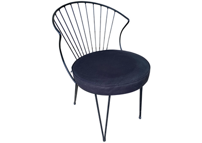 Chaise à dossier en fils de métal et assise ronde noire