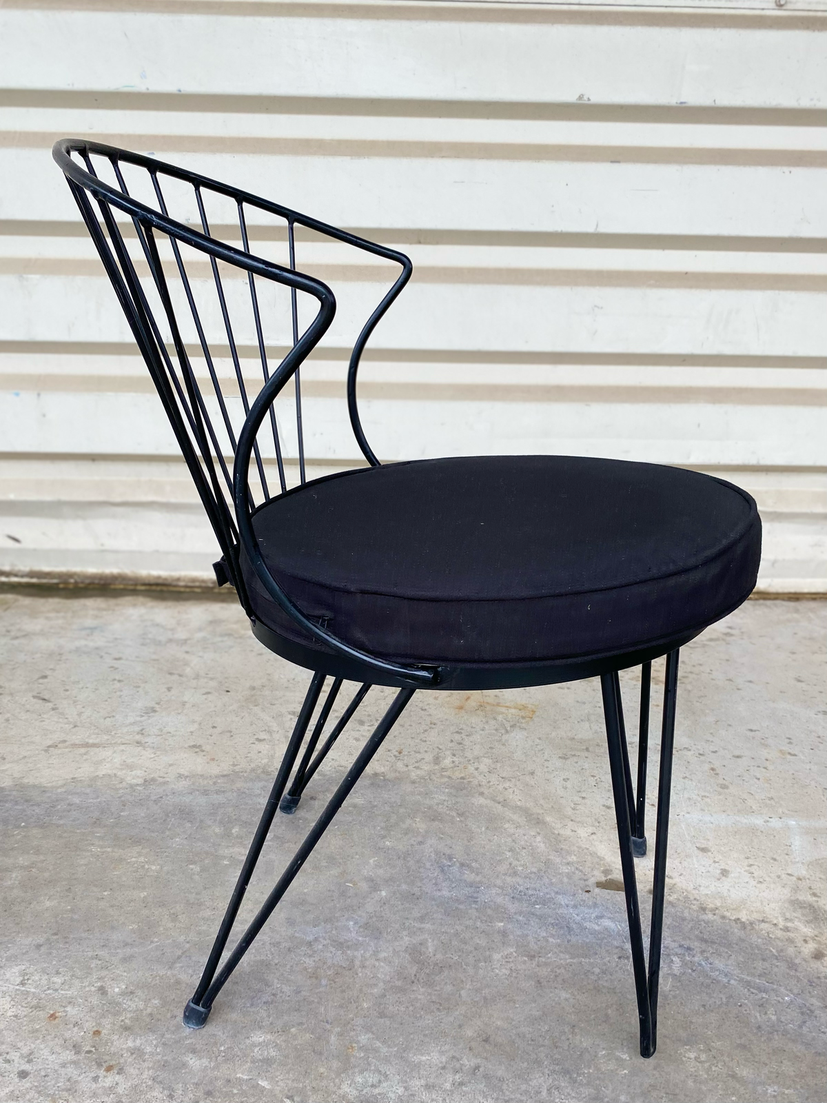 Chaise à dossier en fils de métal et assise ronde noire