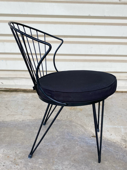 Chaise à dossier en fils de métal et assise ronde noire