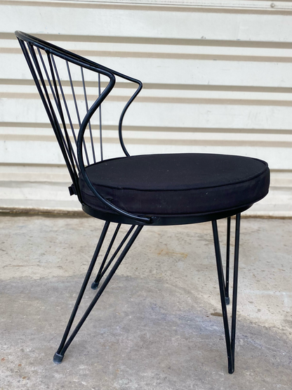 Chaise à dossier en fils de métal et assise ronde noire