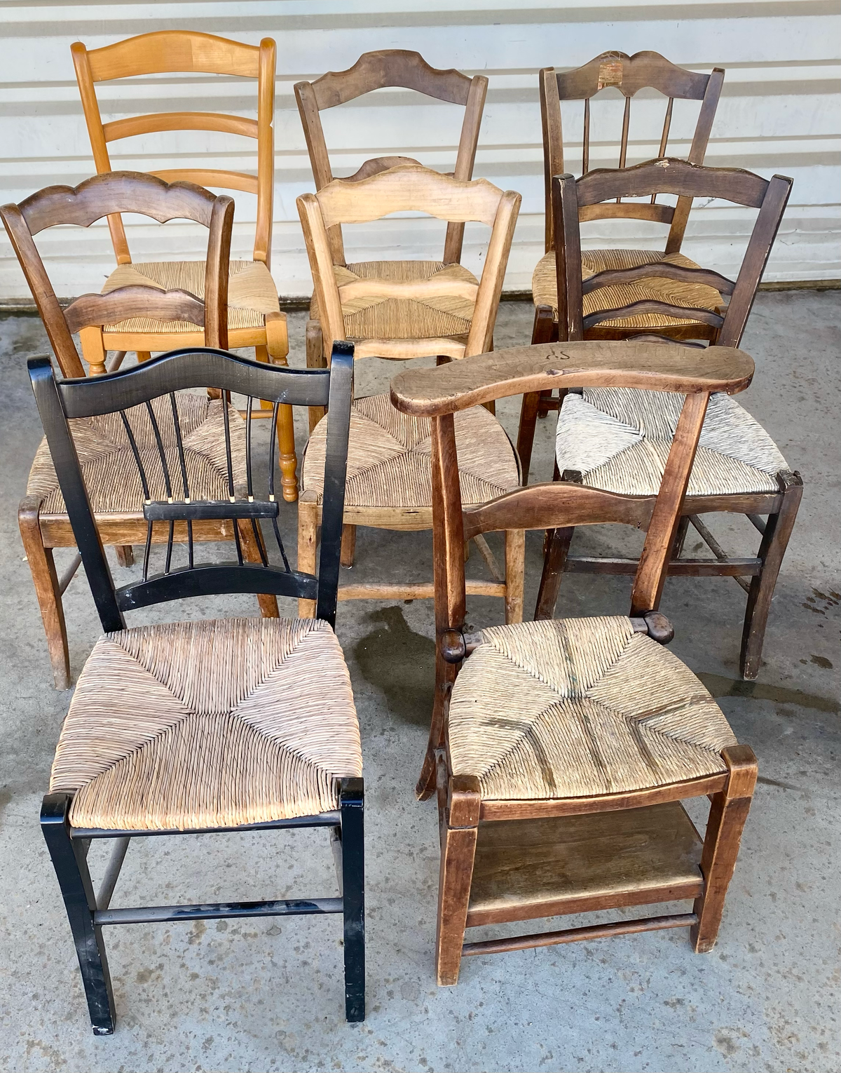 Lot de chaises dépareillées en bois à assise paillée