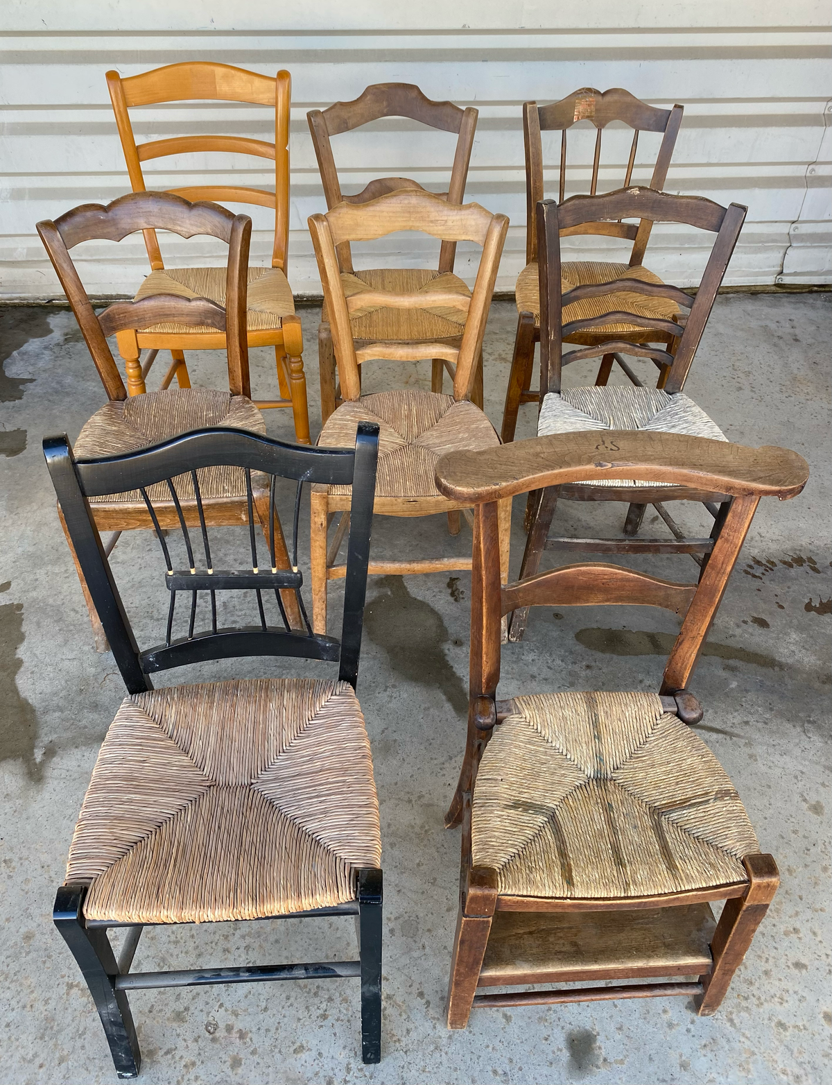 Lot de chaises dépareillées en bois à assise paillée