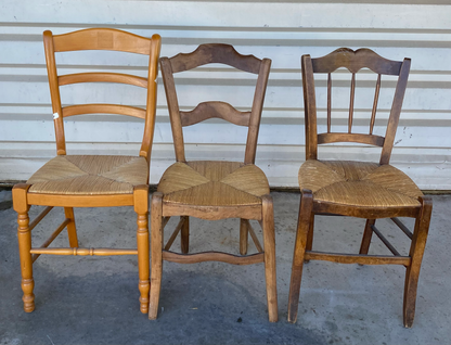 Lot de chaises dépareillées en bois à assise paillée