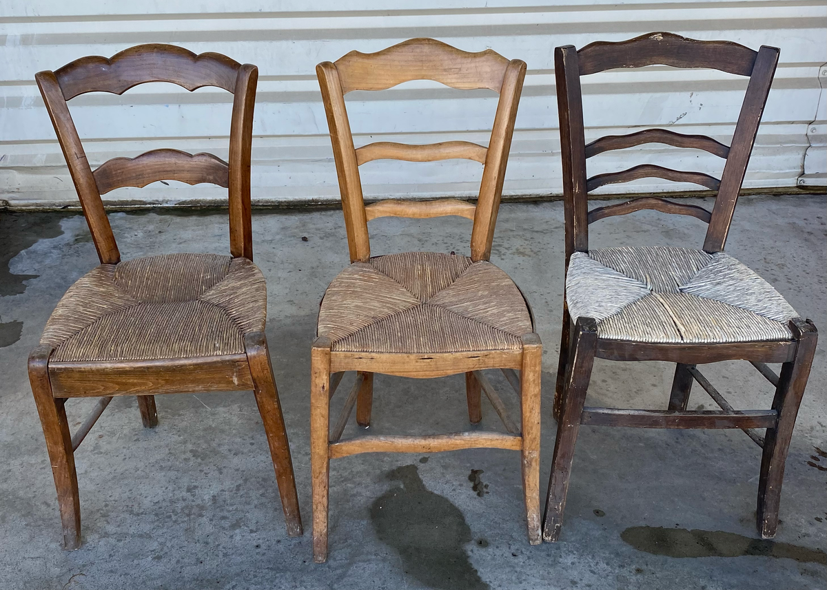 Lot de chaises dépareillées en bois à assise paillée