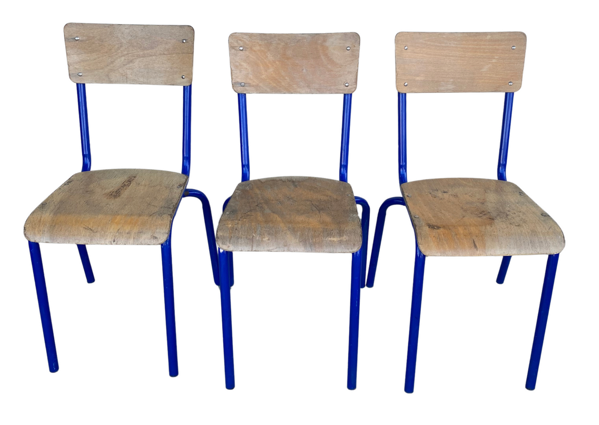 Lot de chaises d'écolier en bois clair et métal bleu