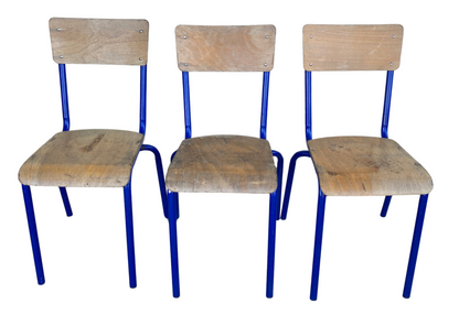 Lot de chaises d'écolier en bois clair et métal bleu