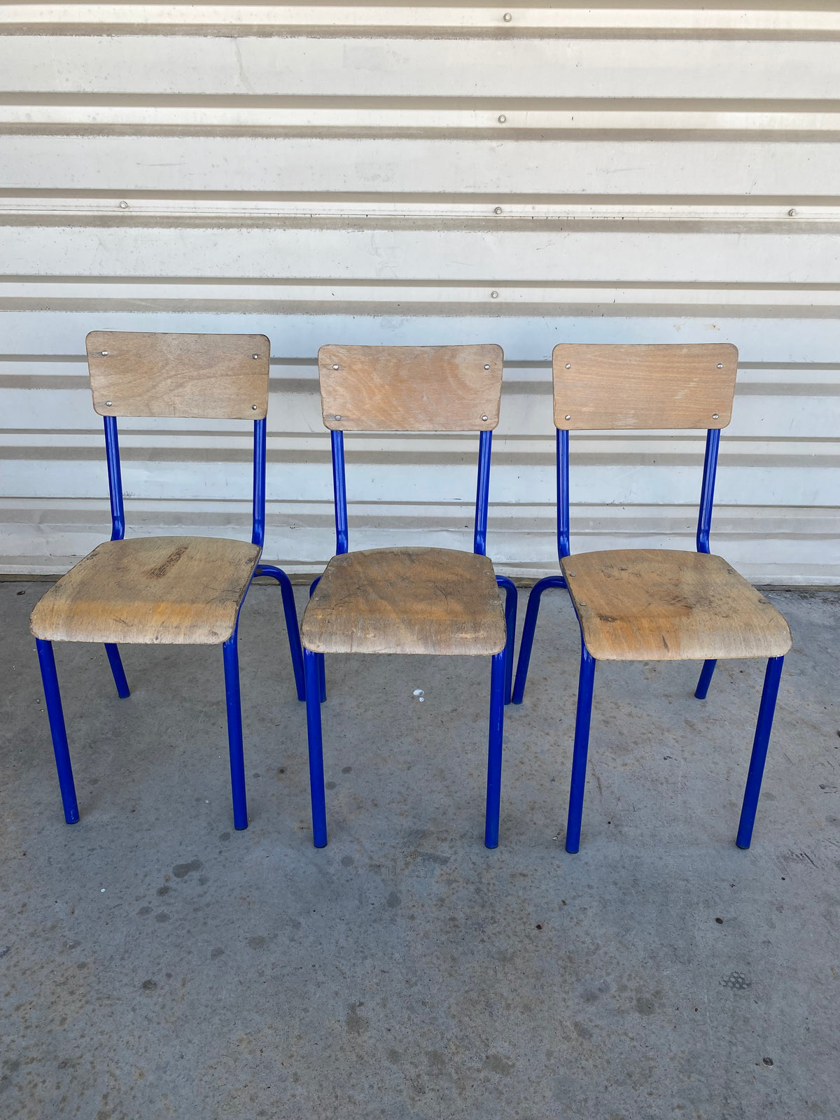 Lot de chaises d'écolier en bois clair et métal bleu