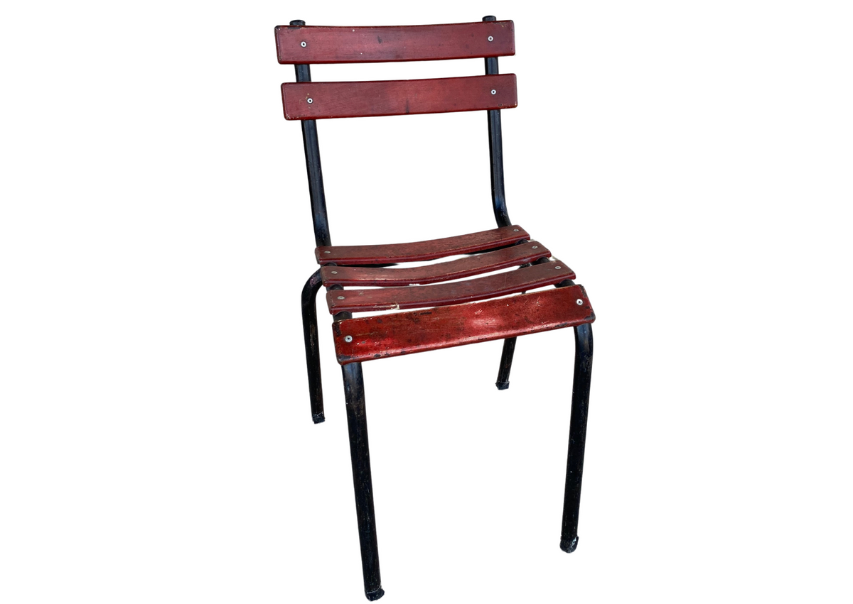 Chaise à lattes de bois rouge et métal noir