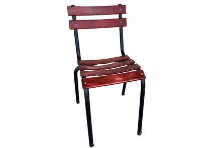 Chaise à lattes de bois rouge et métal noir