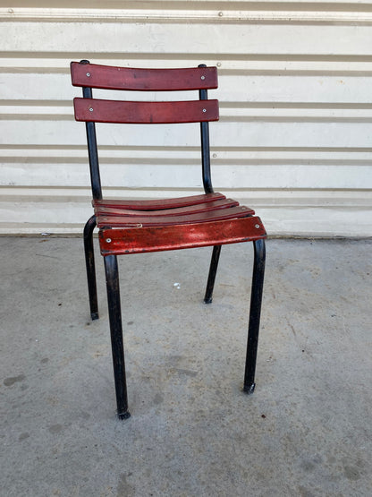 Chaise à lattes de bois rouge et métal noir