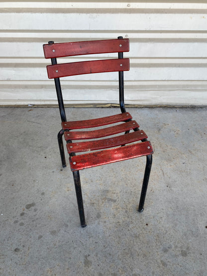Chaise à lattes de bois rouge et métal noir