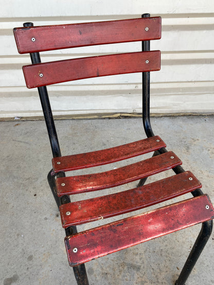 Chaise à lattes de bois rouge et métal noir