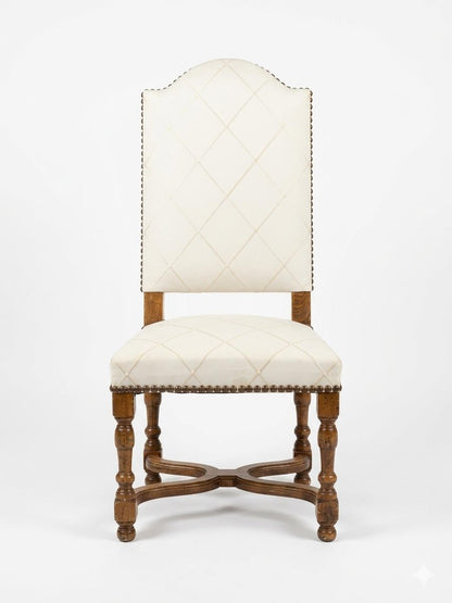 Chaise de style Louis XIII en bois et tissu blanc cassé