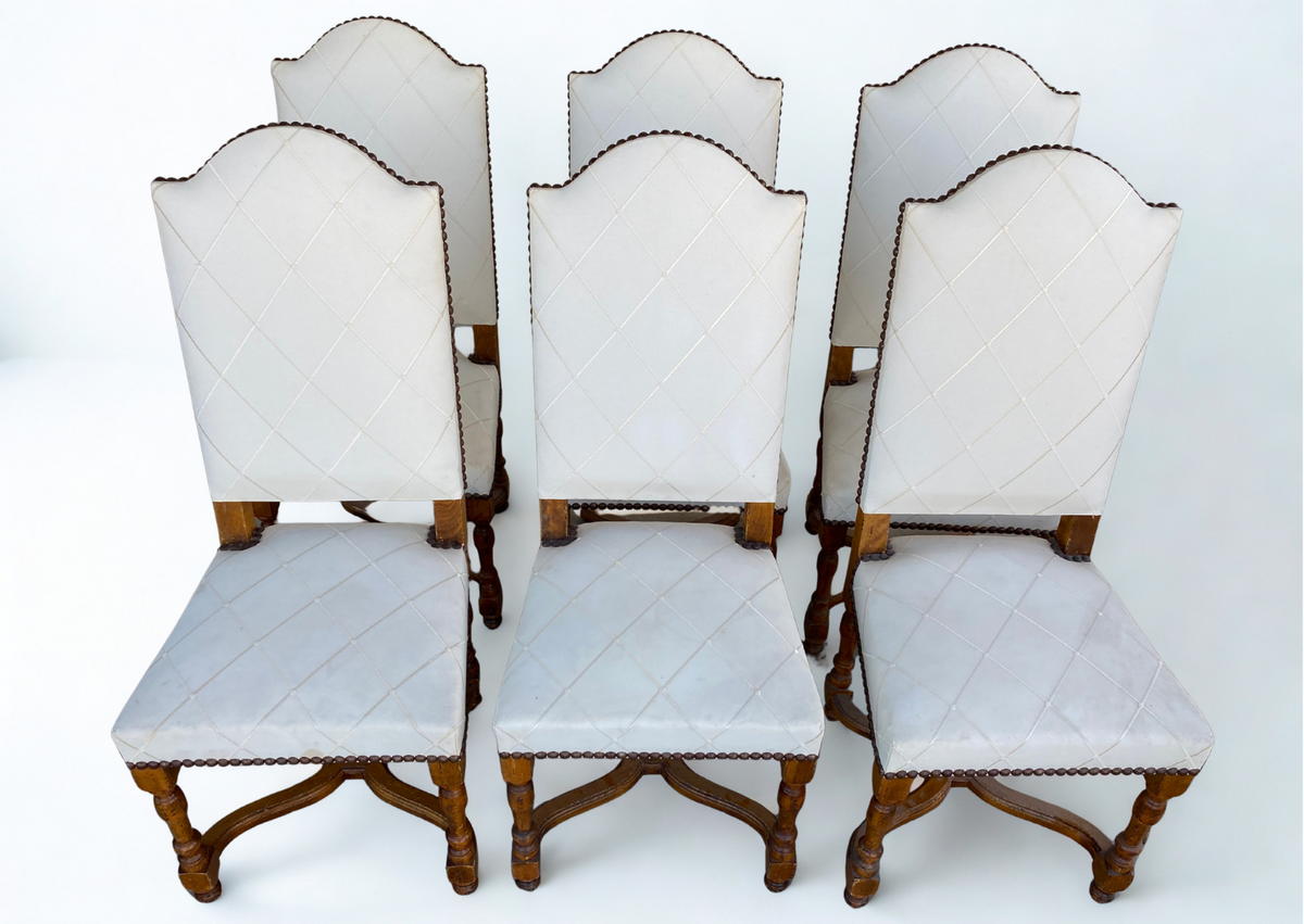 Chaise de style Louis XIII en bois et tissu blanc cassé