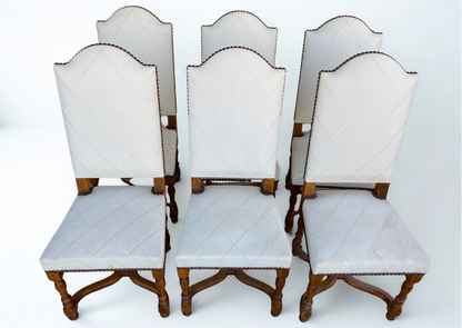 Chaise de style Louis XIII en bois et tissu blanc cassé