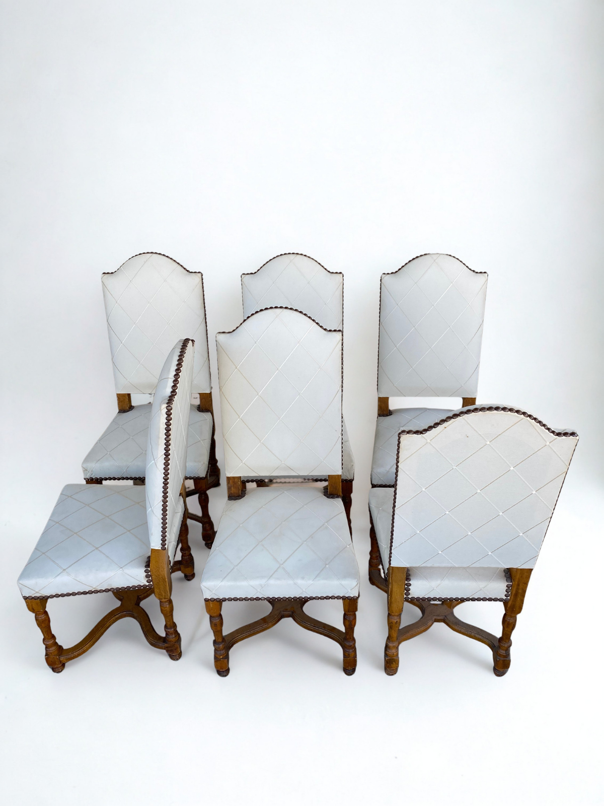 Chaise de style Louis XIII en bois et tissu blanc cassé