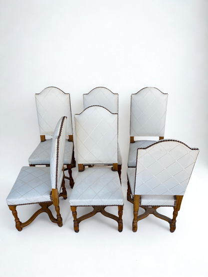 Chaise de style Louis XIII en bois et tissu blanc cassé