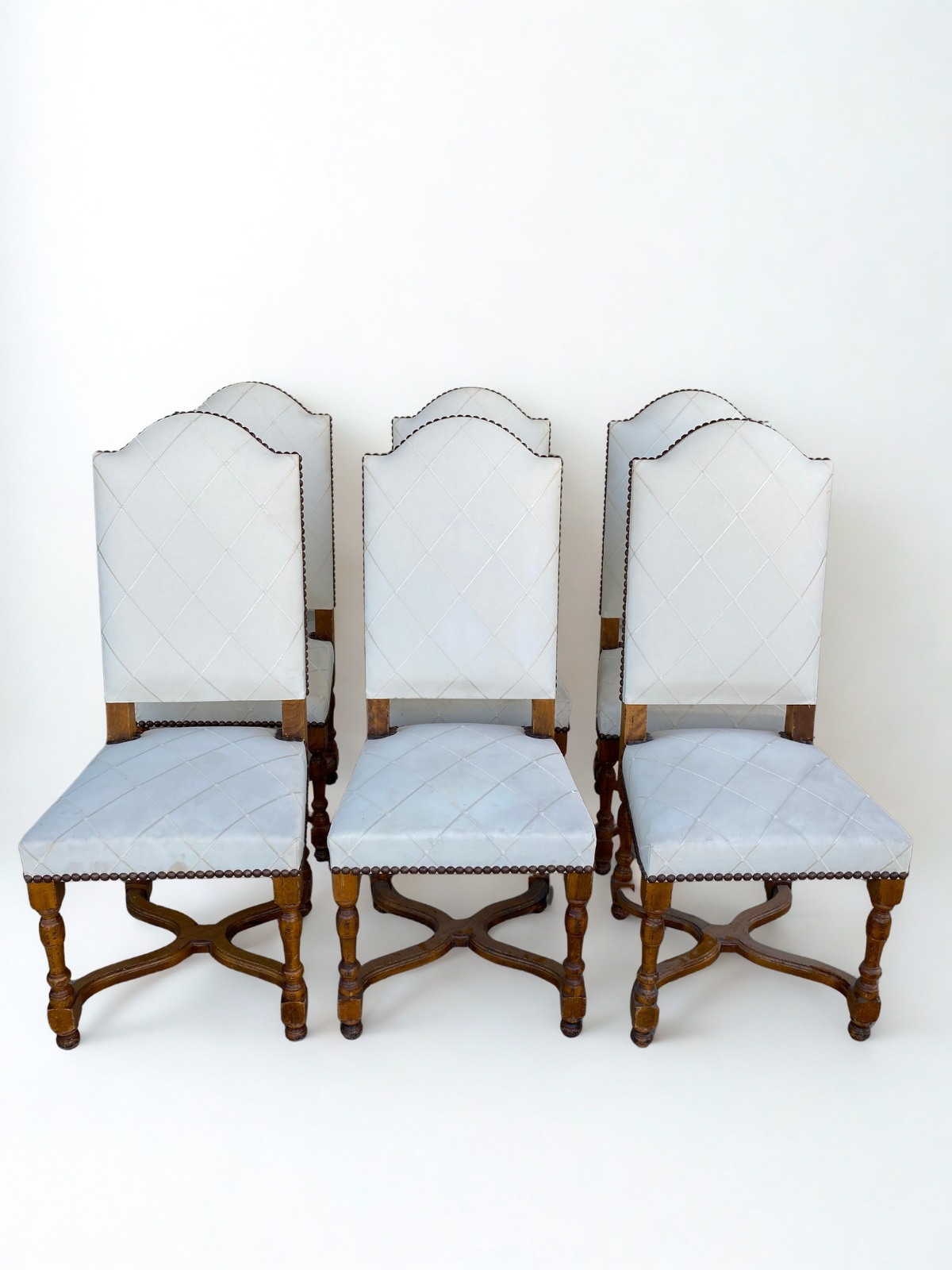 Chaise de style Louis XIII en bois et tissu blanc cassé