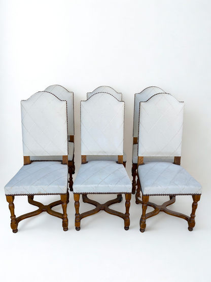 Chaise de style Louis XIII en bois et tissu blanc cassé