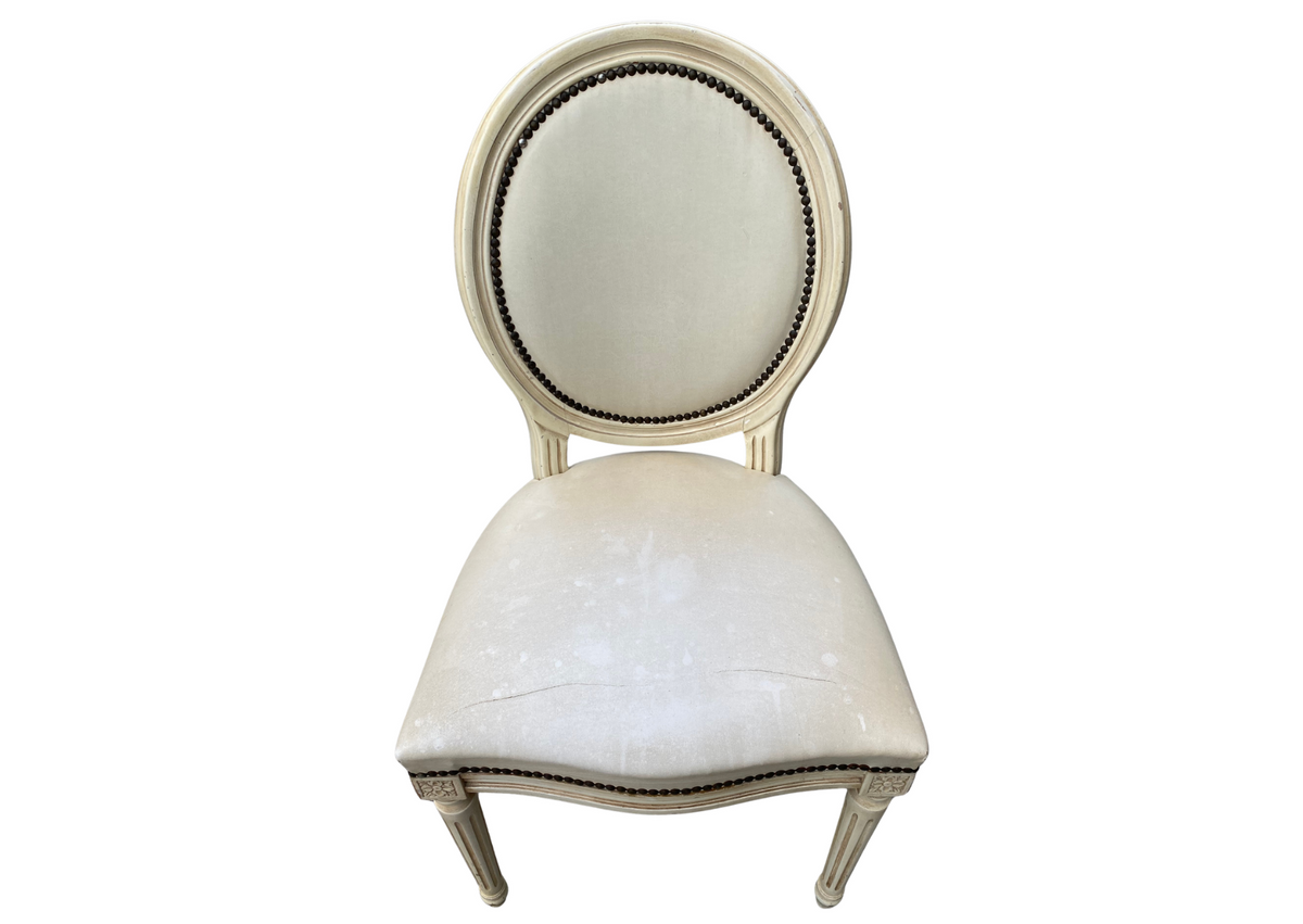 Chaise médaillon de style Louis XVI blanc cassé