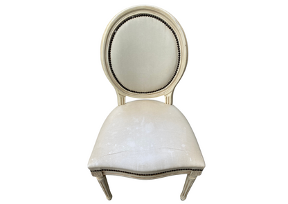 Chaise médaillon de style Louis XVI blanc cassé