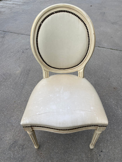 Chaise médaillon de style Louis XVI blanc cassé