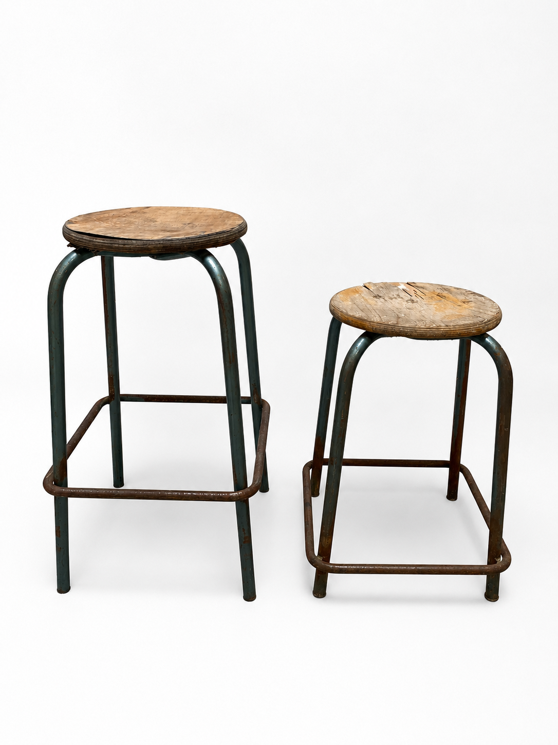 Paire de tabourets d'atelier en bois et métal noir