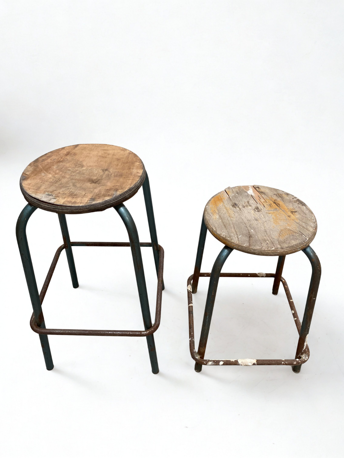 Paire de tabourets d'atelier en bois et métal noir