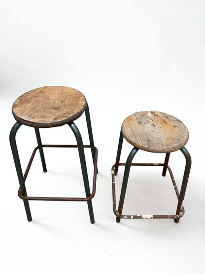 Paire de tabourets d'atelier en bois et métal noir