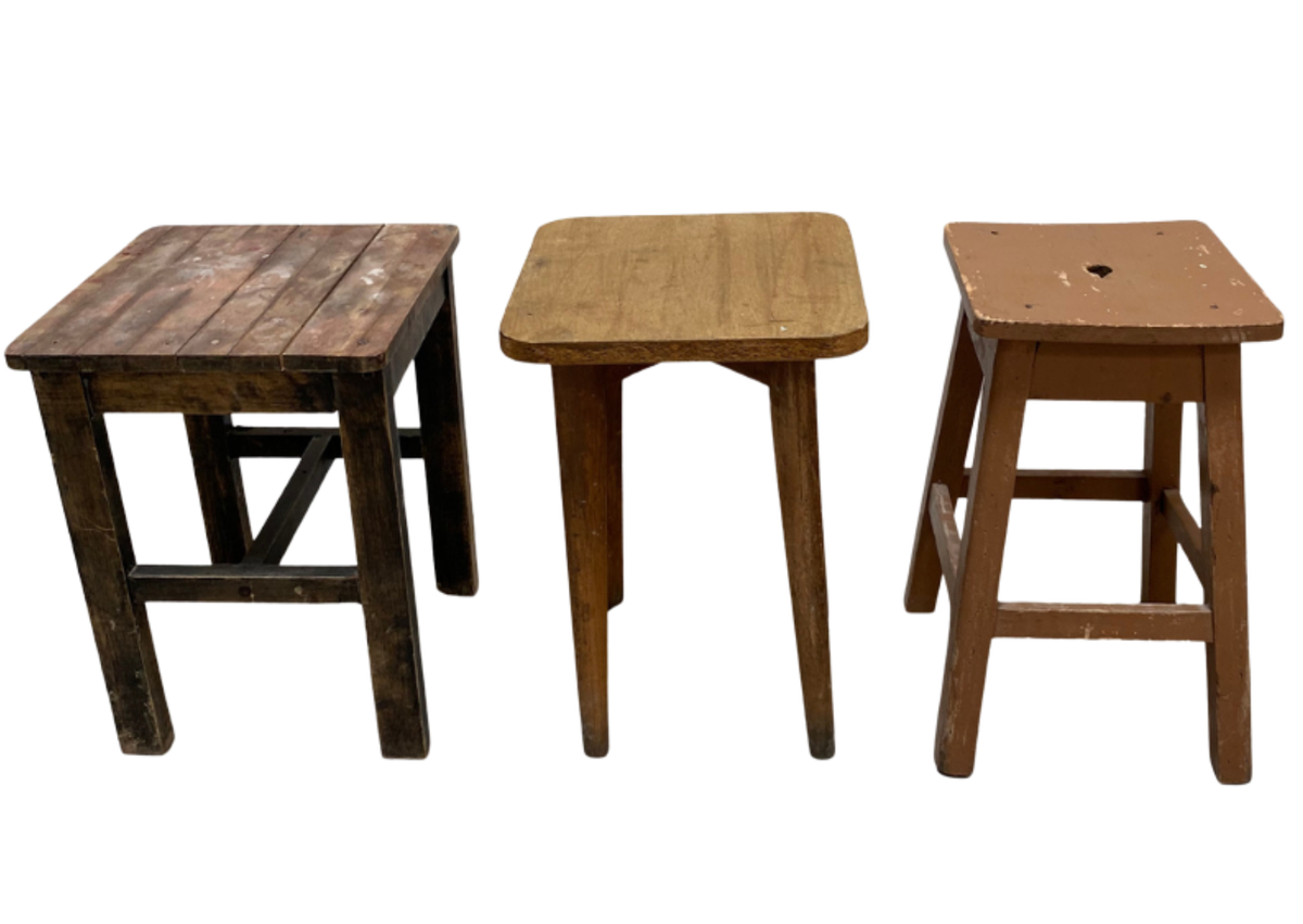 Lot de tabourets en bois de différentes hauteurs