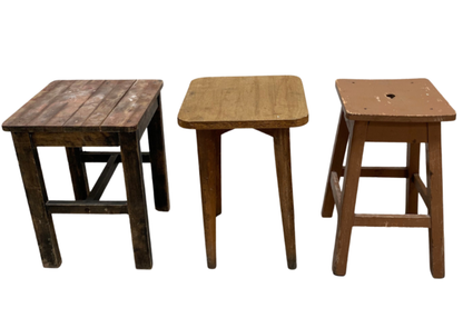 Lot de tabourets en bois de différentes hauteurs