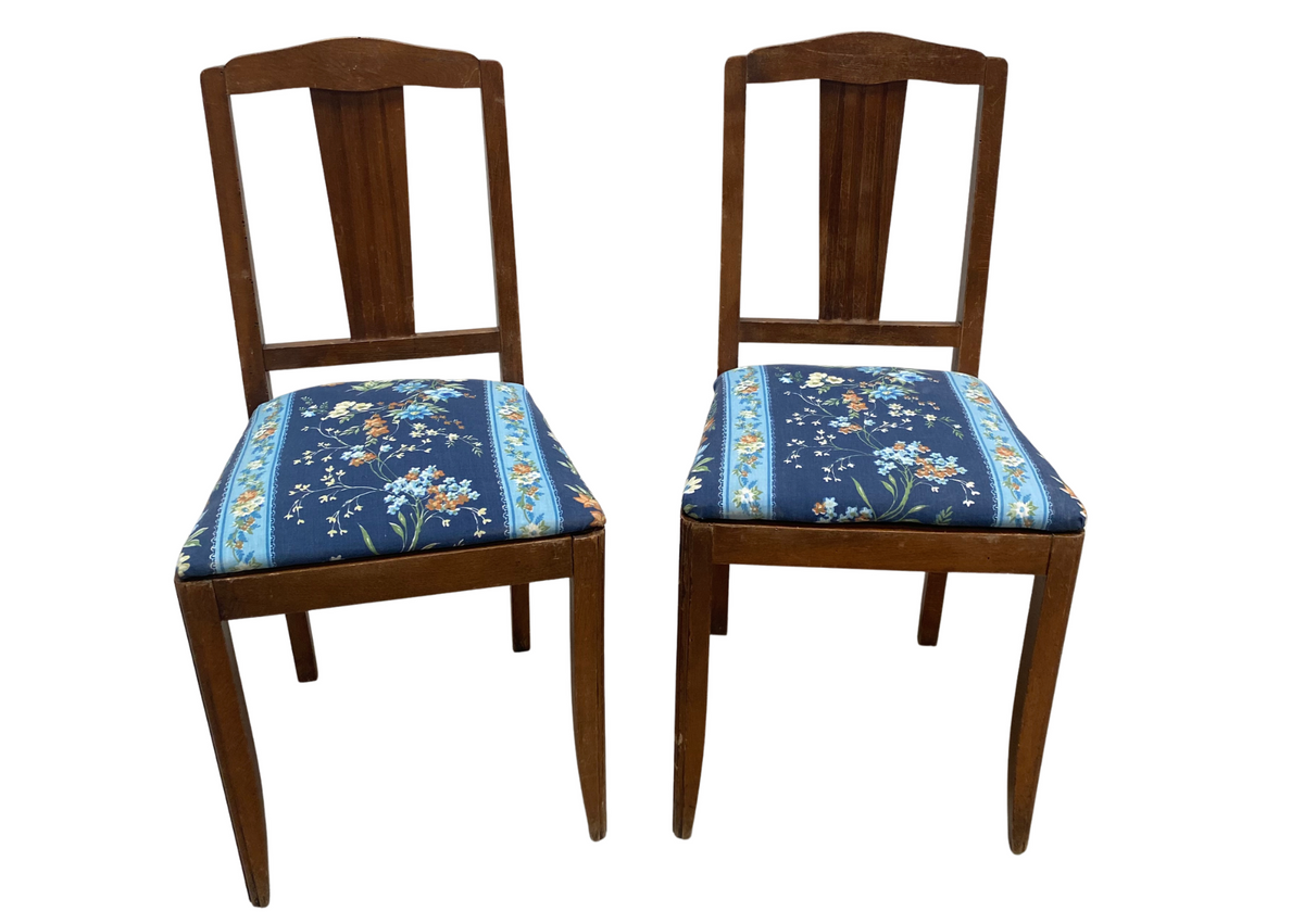 Paire de chaises en bois foncé à assise en tissu bleu