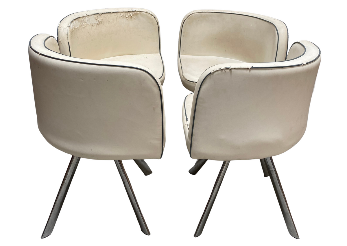 Lot de chaises enveloppantes en cuir crème sur pieds en métal