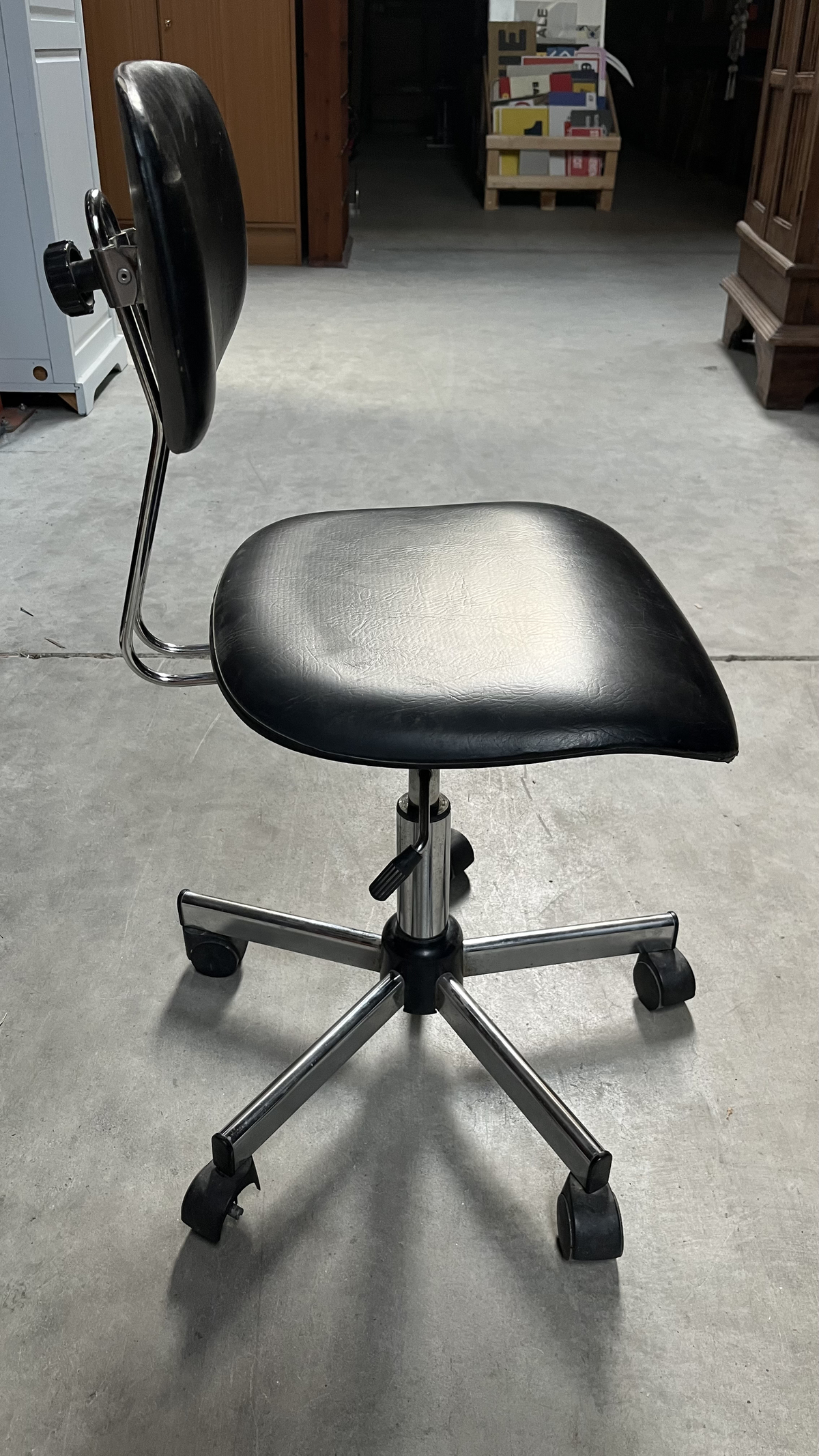 Chaise de bureau vintage en cuir noir et métal chromé