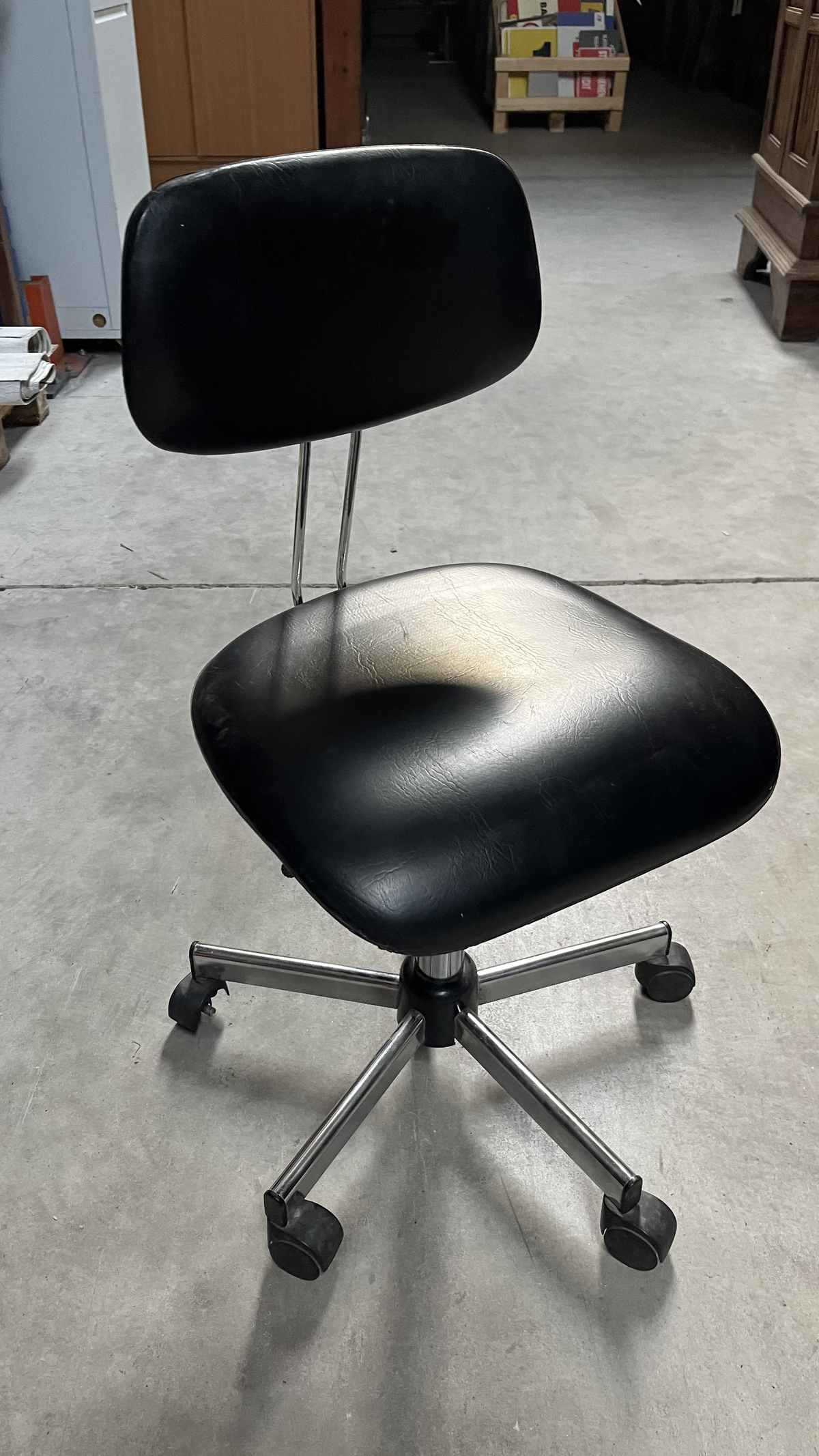 Chaise de bureau vintage en cuir noir et métal chromé