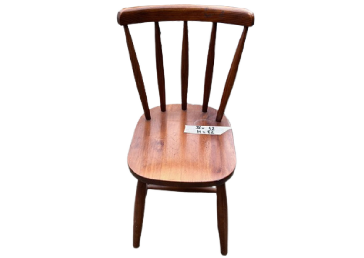 Chaise en bois à dossier à barreaux