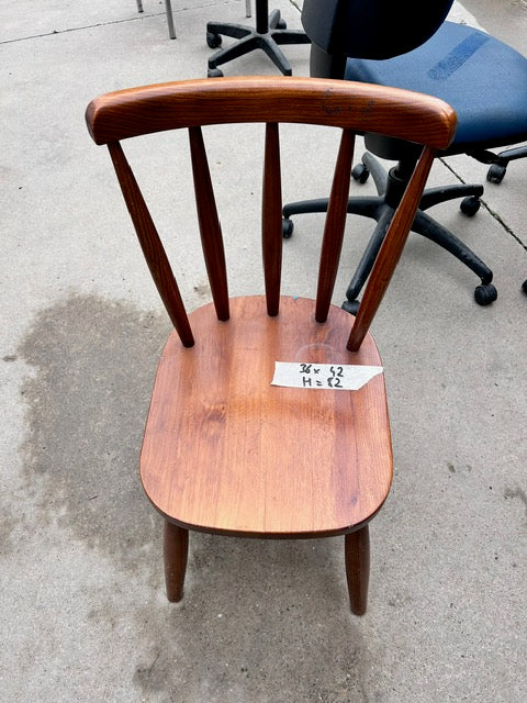 Chaise en bois à dossier à barreaux