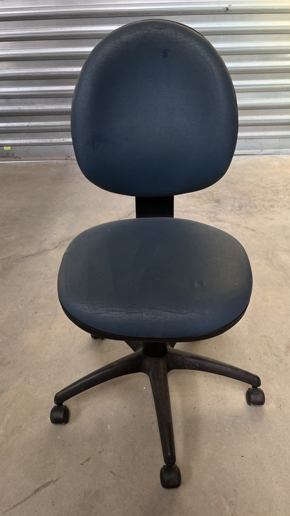 Chaise de bureau à roulettes en tissu bleu sans accoudoirs